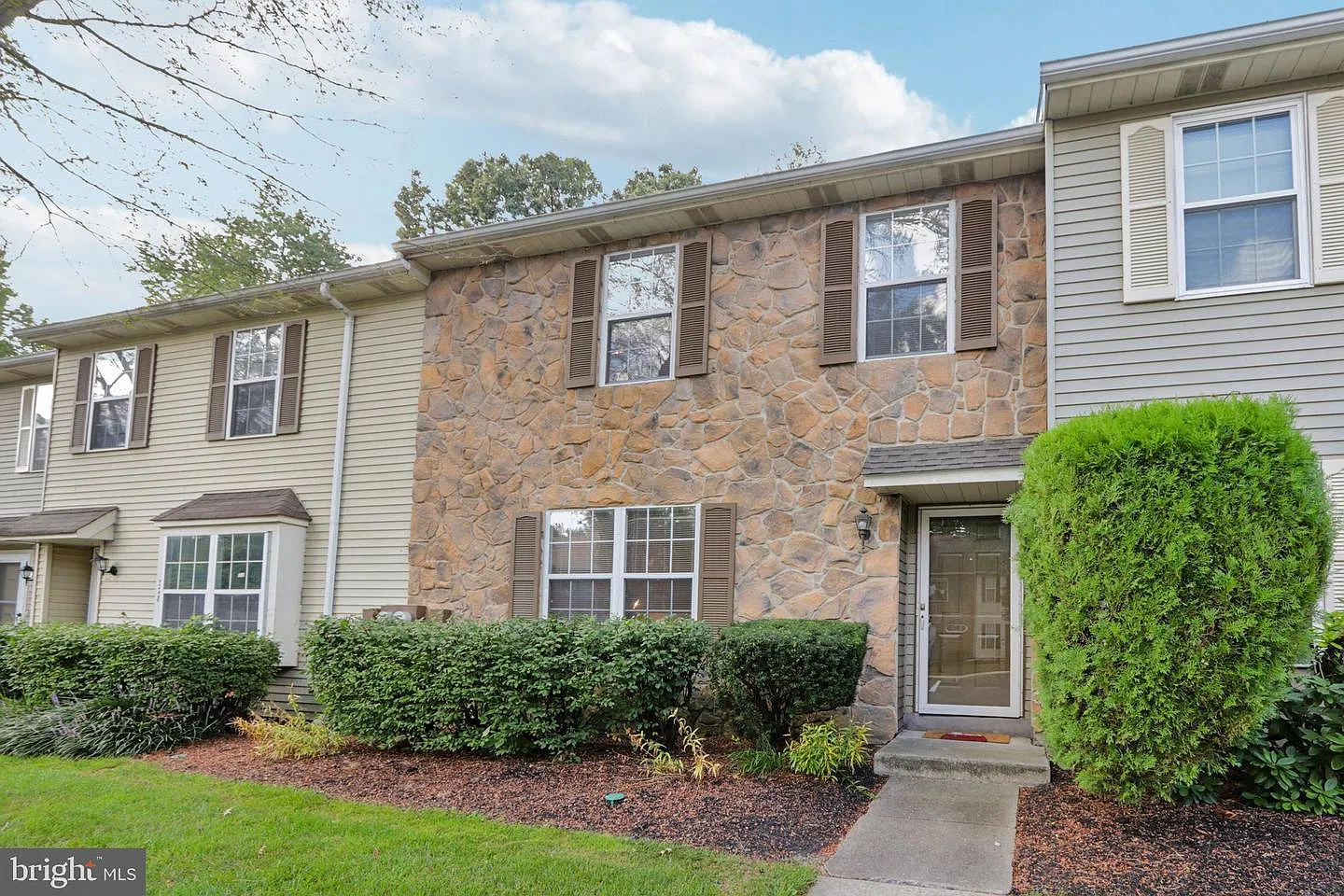 3 bed, 2.5 bath, 1488 sqft, $2,700 — Photo 2