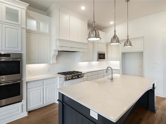 3rd image of 3400 Briarcliff Dr