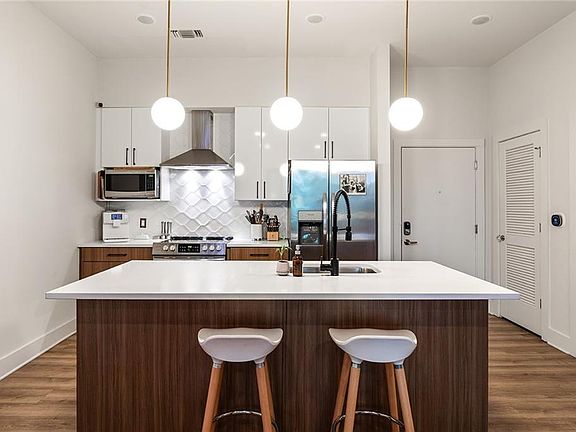 4th image of 112 Rogers St NE #204