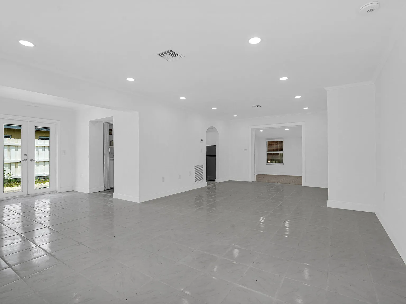 3 bed, 1.0 bath, 1292 sqft, $3,000 — Photo 3