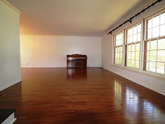 3rd image of 1348 Ramona Dr E