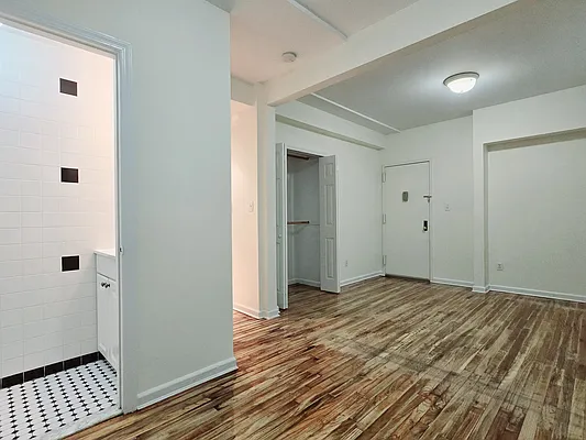 Rented by New York Dwellings LLC | media 9