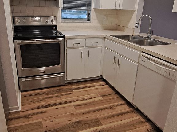 5th image of 3027 Park Ln APT B