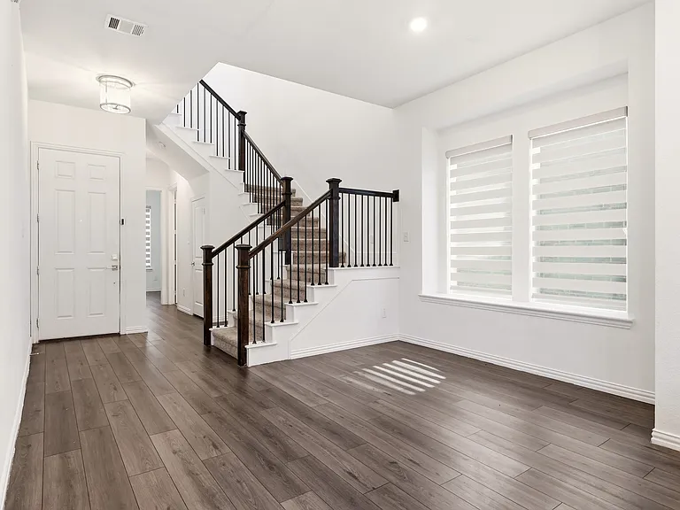 239 Goodson Dr — Photo 2