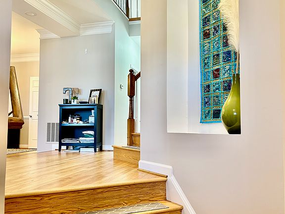 Foyer leading to Main level LR,DR etc.