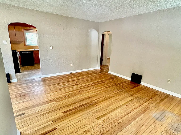 724 N Logan Ave — Photo 4