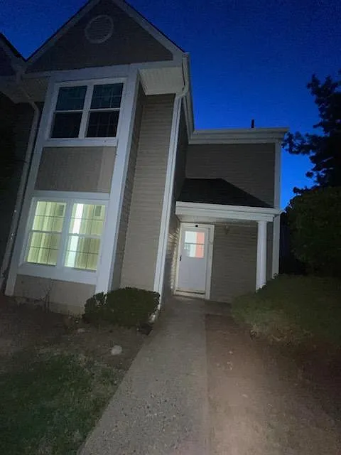 3 bed, 1380 sqft, $3,325 — Photo 2