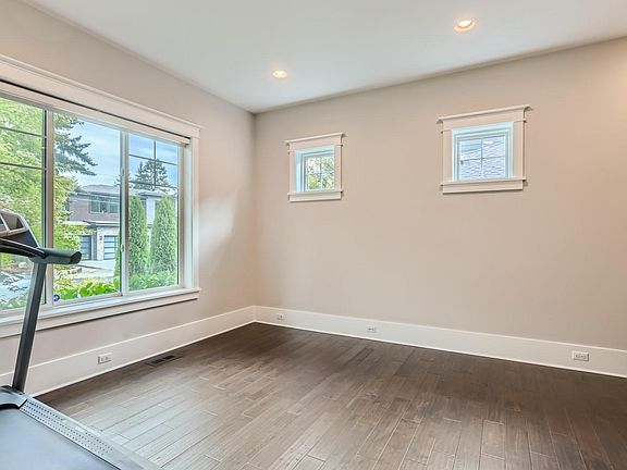 3rd image of 10513 NE 25th St