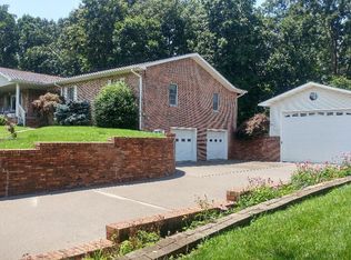 123 Hendrix Dr, Oak Ridge, TN 37830