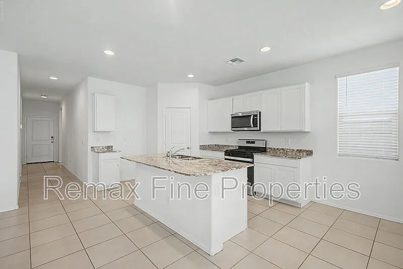 4 bed, 2.0 bath, 1697 sqft, $2,000 — Photo 2