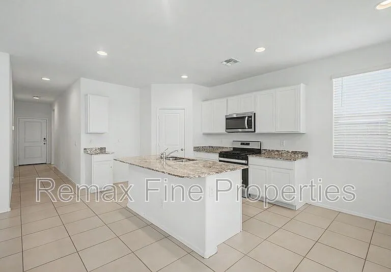 15543 W Desert Hollow Dr — Photo 2