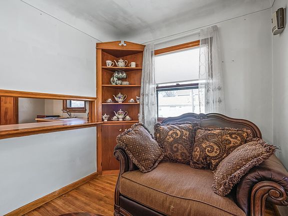3rd image of 1061 Hall Ave