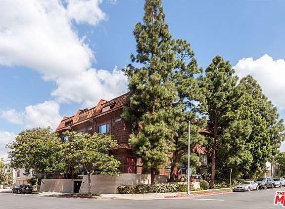 2nd image of 986 Granville Ave #6