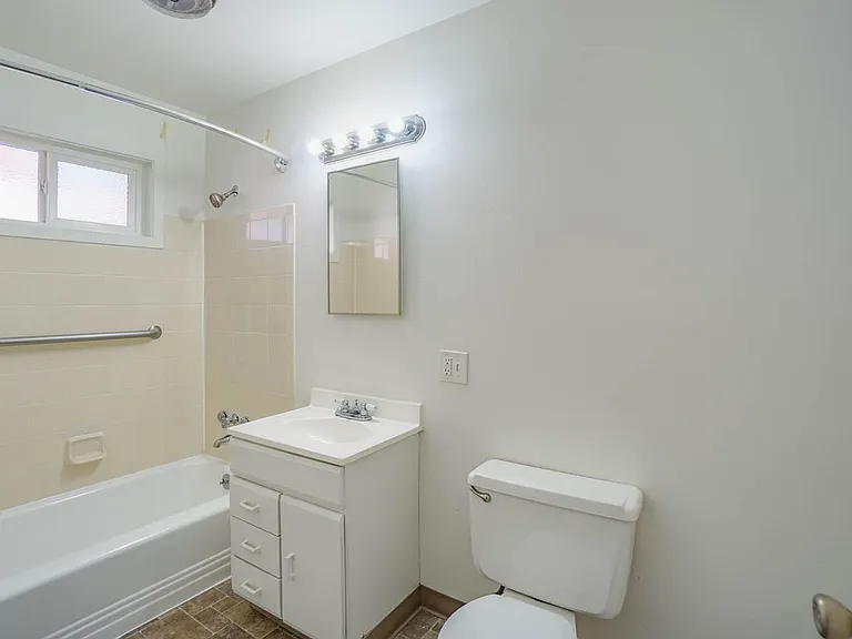 470 SE 12th Ave — Photo 27