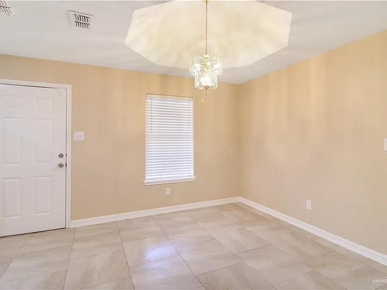 3504 N Champagne Dr — Photo 5