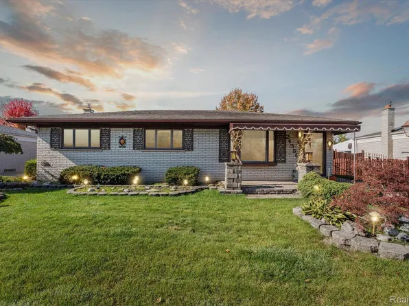24350 Cambridge St, Woodhaven, MI 48183