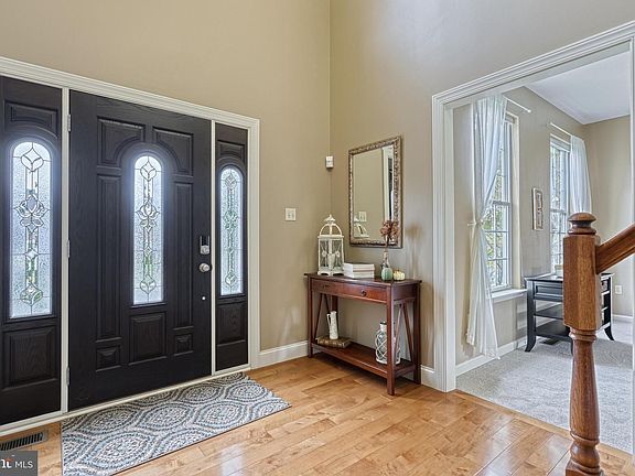 2nd image of 604 Myrtle Ln