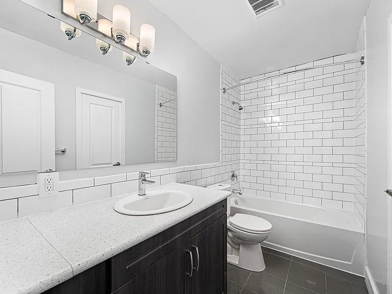 1140 Mary St N — Photo 8