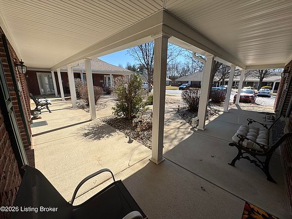 3rd image of 828 Garden Pointe Dr