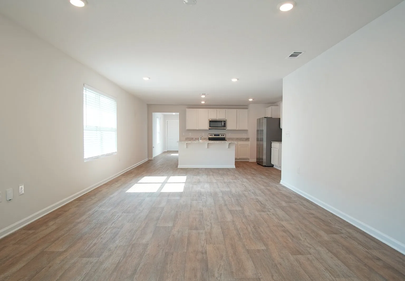 3 bed, 2.0 bath, 1611 sqft, $1,975 — Photo 4