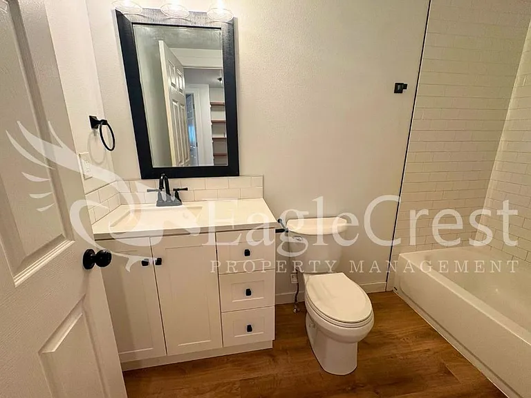 810 E Sumach St — Photo 16