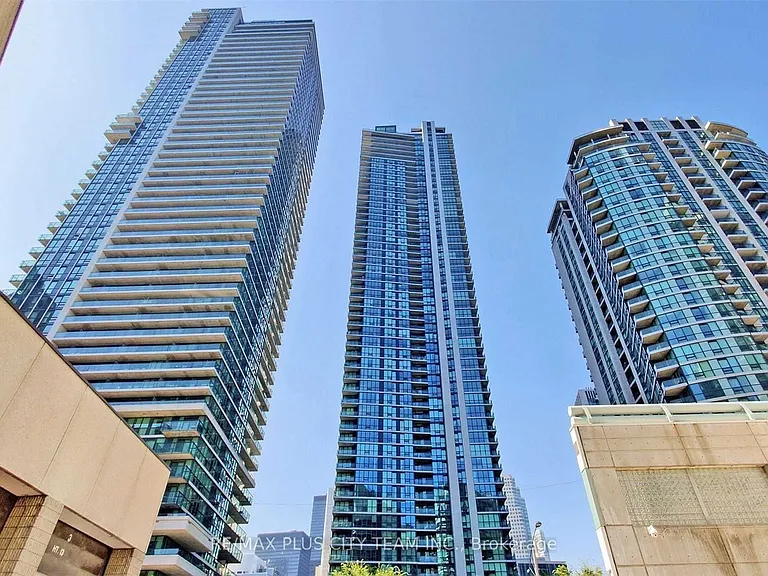 18 Harbour St #1802 — Photo 1