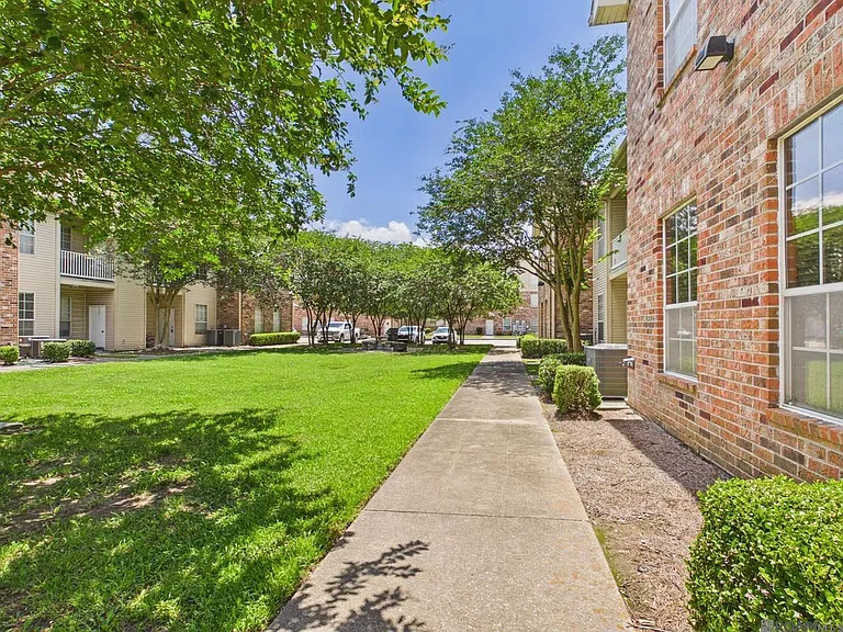 4441 Burbank Dr #601 — Photo 9