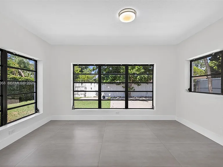 17150 NE 18th Ave — Photo 14