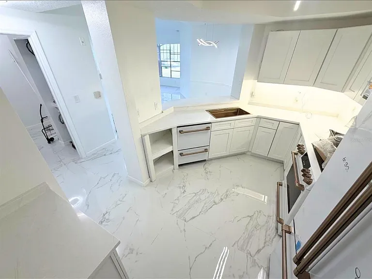 5560 Metrowest Blvd — Photo 7