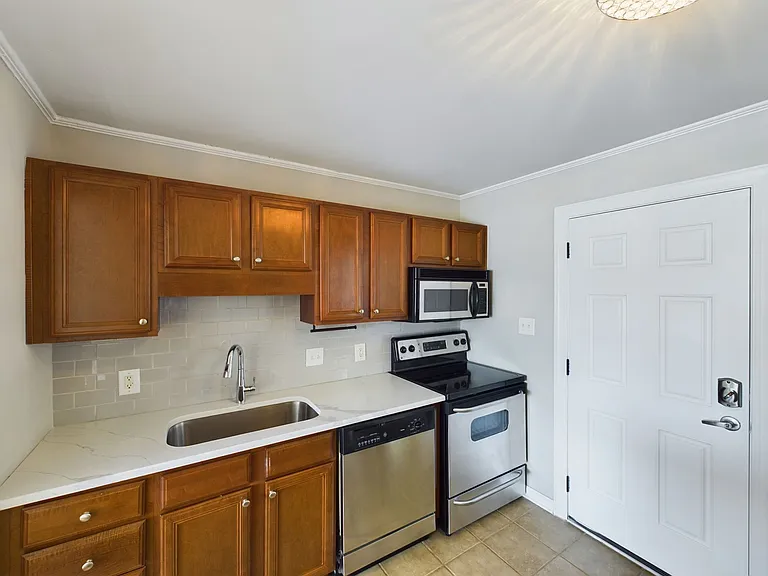 2363 Bernard St — Photo 10