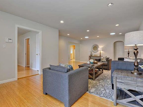 3rd image of 2962 Fresno St