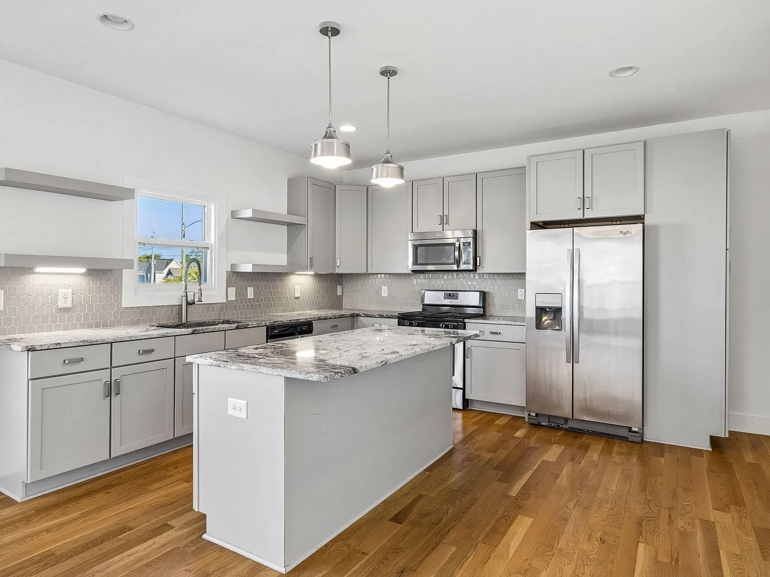 4 bed, 3.5 bath, 2070 sqft, $3,000 — Photo 3