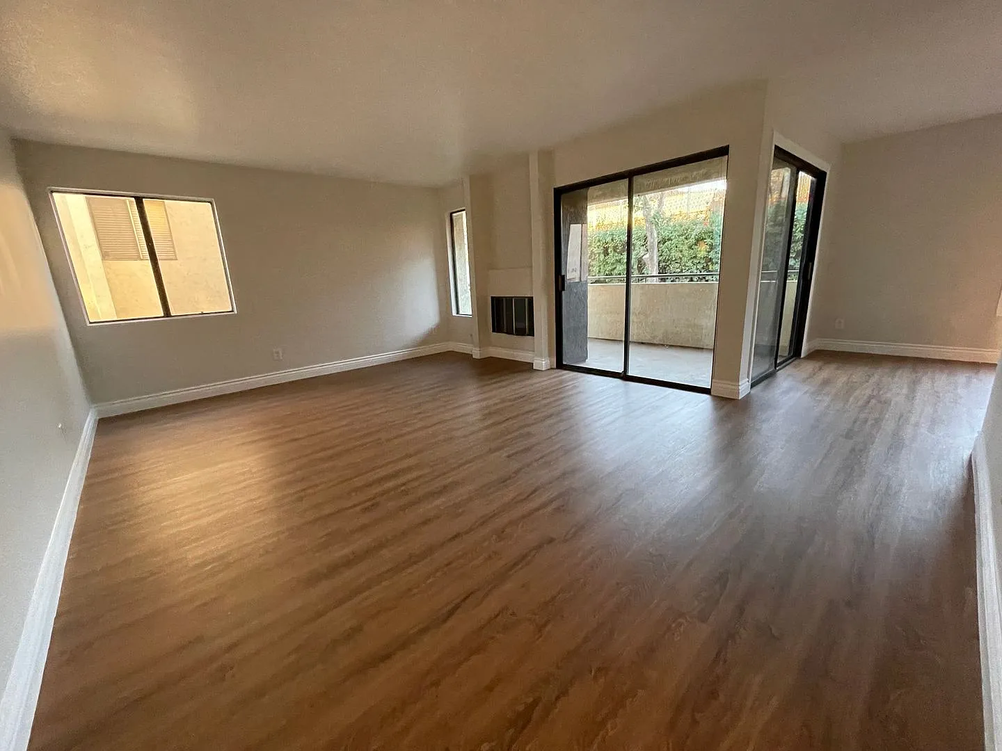 Beautiful And Spacious 3 Bed Condo In Sylmar — Photo 2