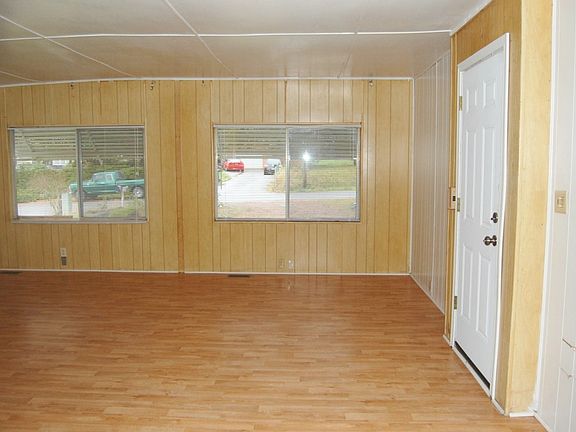 4th image of 3722 Eagle Dr NE