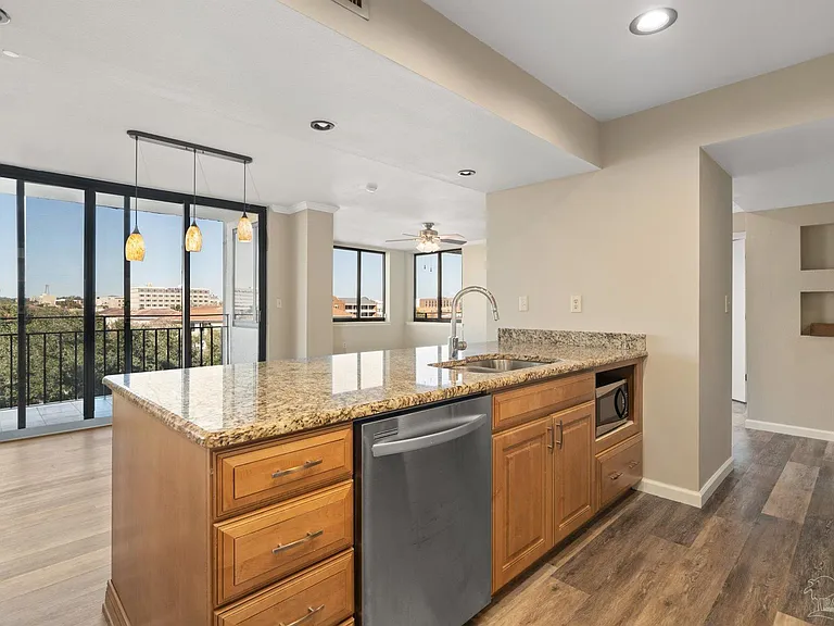 402 Port Royal Way — Photo 12