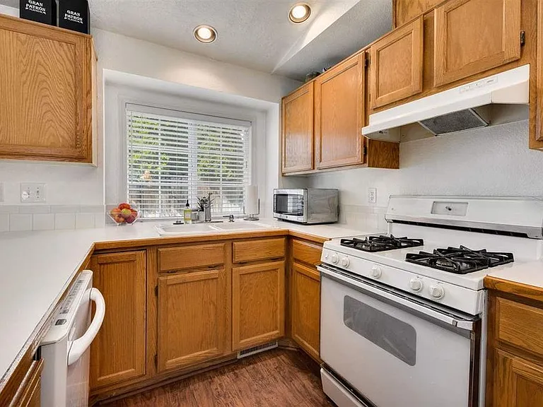 10230 W Greenleaf Ct — Photo 4