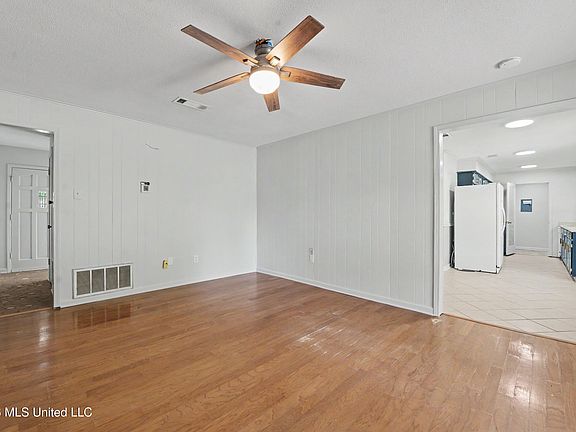 5th image of 1204 De La Pointe Dr