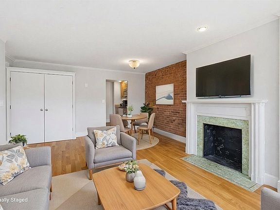 5th image of 111 Gainsborough St Unit 404