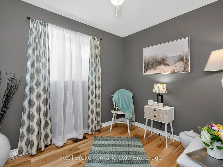 16 Mundy Ave — Photo 11