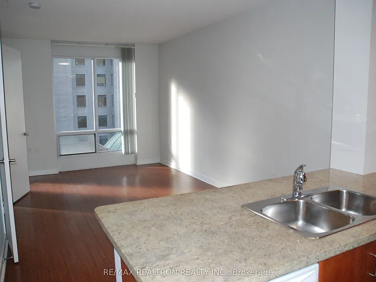 85 Bloor St E #913 — Photo 3