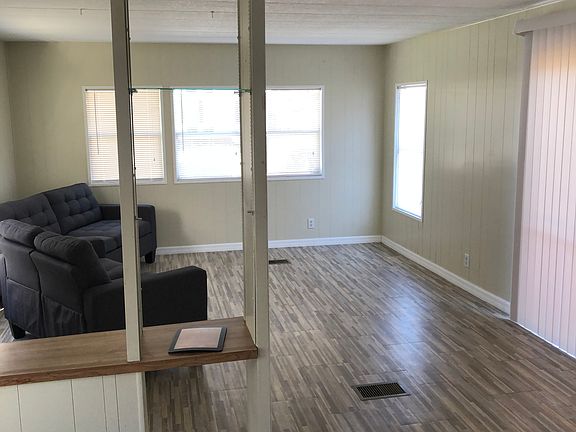 3rd image of 4637 Dunkeld Ave