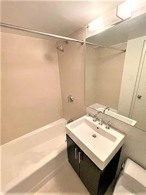 Rented by Manhattan Realty Group | media 28