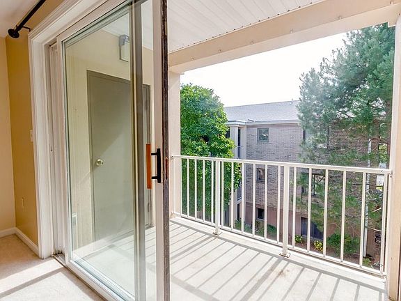 3rd image of 12 Bourbon St APT 21