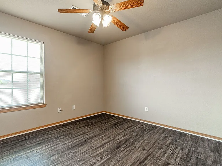 2933 W Scottswood Pl — Photo 18