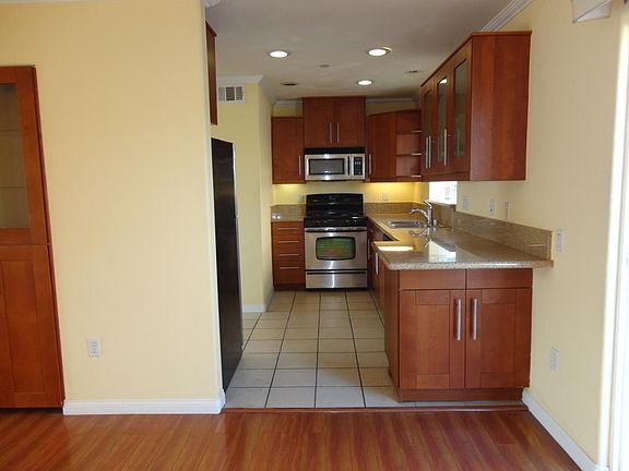 Contemporary Kitchen w/ SS Appliances