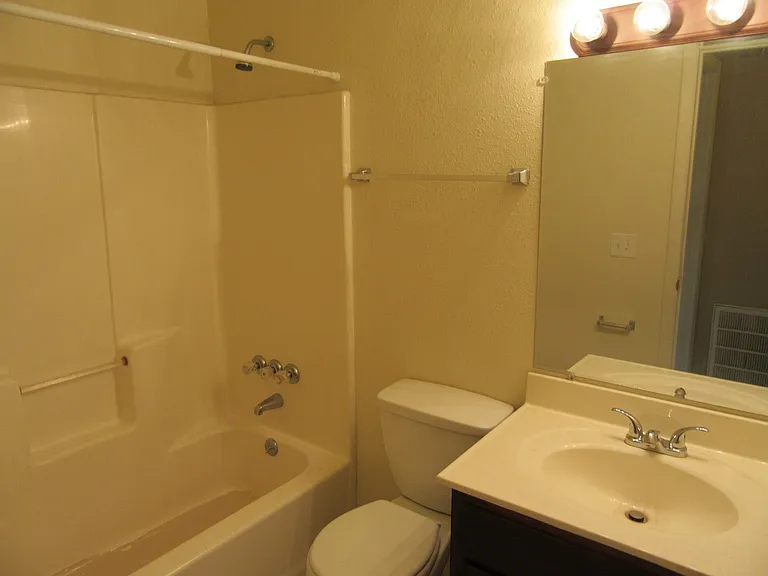 1104 W 19th Ct — Photo 7