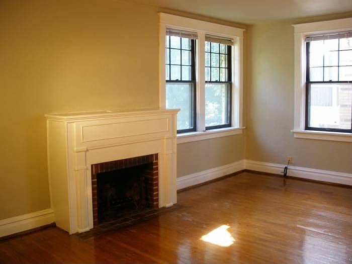 Living room w/ fireplace