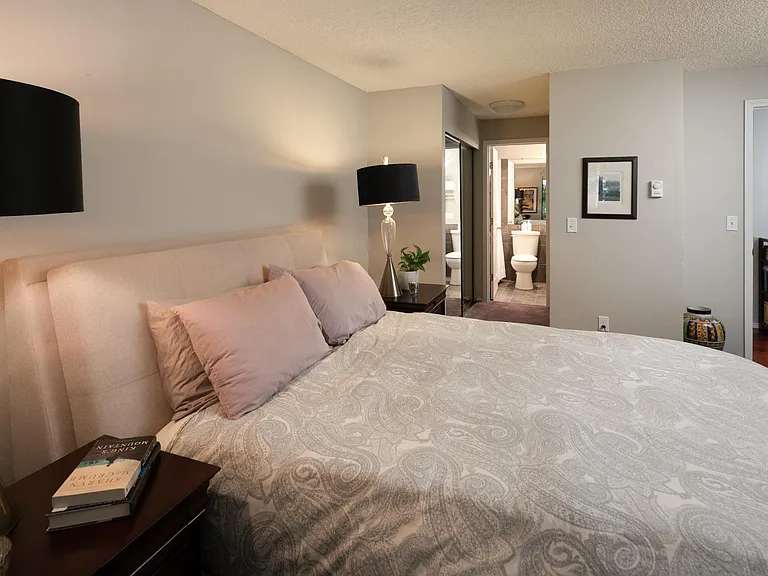 master bedroom with full bath - jacuzzi tub