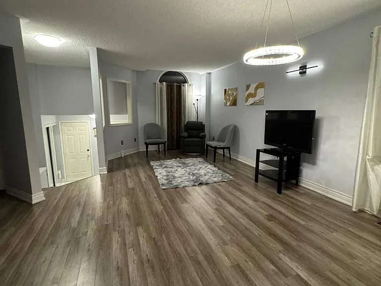 425 Elmwood Ct #ROOM — Photo 1