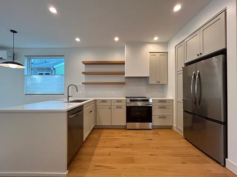 1003 E Washington St — Photo 2